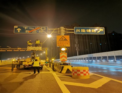 五家渠郑州市北三环彩虹桥交通标志牌安装现场